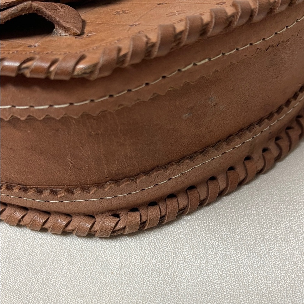 Heart Tooled Leather Crossbody Bag With Roses - Picture 8 of 16